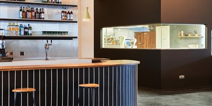 Eventlocation - Art der Location: Industriehalle - Aschheim - Bar + Blick in die Küche  - Balanloft 32