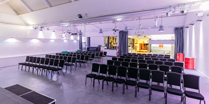 Eventlocation - Licht: Hell - Berlin - Eventhalle mit Reihenbestuhlung - Forum Factory Berlin