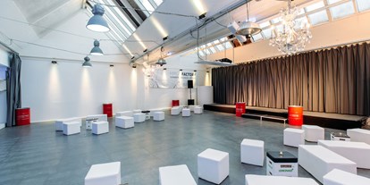 Eventlocation - Licht: Hell - Berlin - Eventhalle mit Loungemöbeln - Forum Factory Berlin