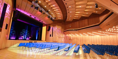 Eventlocation - Technische Ausstattung: Moderatorenkoffer - München - Großer Saal Stadthalle Erding: Kulturveranstaltung, Reihenbestuhlung 1 Block - Stadthalle Erding