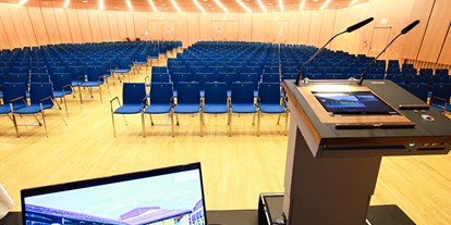 Eventlocation - Karlsfeld - Großer Saal Stadthalle Erding: Tagungssituation, 2 Blöcke mit Mittelgang - Stadthalle Erding