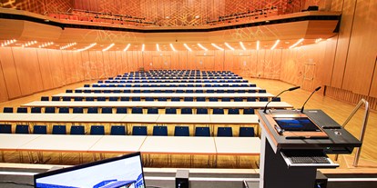 Eventlocation - Bayern - Großer Saal Stadthalle Erding: Tagungssituation, Parlament-Bestuhlung - Stadthalle Erding