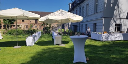Eventlocation - Technische Ausstattung: Leinwand - Brandenburg - Garten vor dem Gutshaus - Gut Boltenhof