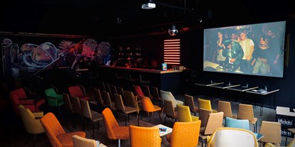 Eventlocation - Art der Location: Diskothek - Beamer mit großer Leinwand - Nachtcafe Lounge
