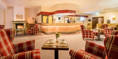 Eventlocation - Einrichtungsstil: Traditionell - Lobby mit Rezeption und gemütlichen Sitzbereichen - Waldhotel Schäferberg