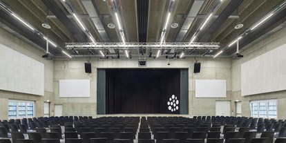 Eventlocation - geeignet für: Pressekonferenz - Veranstaltungssaal im puristischen Industriedesign. - erlebt Forum Landau