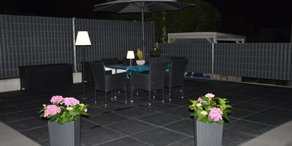 Eventlocation - Einrichtungsstil: Elegant - Region Schwaben - Abendstimmung auf der Plateauterrasse - Moderner Garten mit drei Terrassen und Rundweg