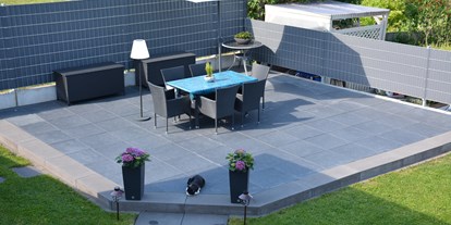 Eventlocation - Einrichtungsstil: Elegant - Region Schwaben - Die Plateauterrasse aufgenommen vom Balkon - Moderner Garten mit drei Terrassen und Rundweg