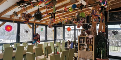 Eventlocation - geeignet für: Kindergeburtstag - Festlich geschmückter Gastraum mit Durchgang zum Balkon - AllerHand MietBar