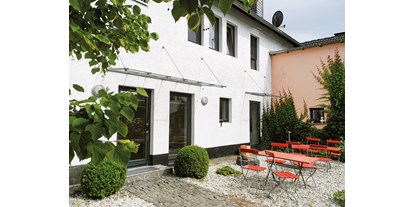 Eventlocation - geeignet für: Sommerfest - Rheinland-Pfalz - Der Seminar- und Veranstaltungsraum vom Innenhof ausgesehen - Schwarzpappelhof