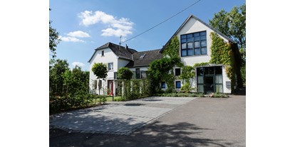 Eventlocation - geeignet für: Sommerfest - Rheinland-Pfalz - Der Schwarzpappelhof von vorne mit dem Gästehaus links - Schwarzpappelhof