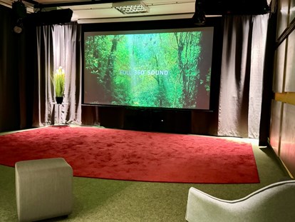 Eventlocation - gut erreichbar mit: Auto - Theater als Kino - Prismeo Lab