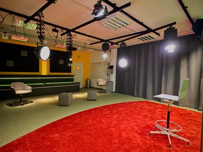 Eventlocation - gut erreichbar mit: Auto - Theater mit Zuschauer-Podest - Prismeo Lab