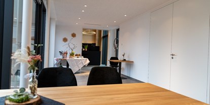 Eventlocation - Technische Ausstattung: Klimaanlage - Auch unser Foyer lädt ein zum Feiern und Verweilen. - Weingut Kiebel & wein.restaurant.kiebel
