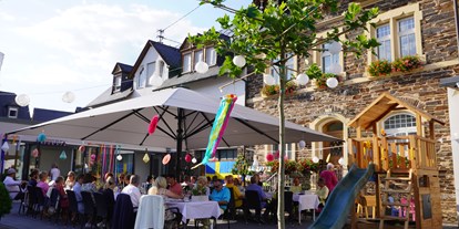 Eventlocation - geeignet für: Sommerfest - Rheinland-Pfalz - Unser Außengelände mit großer Überdachung und Spielturm  - Weingut Kiebel & wein.restaurant.kiebel