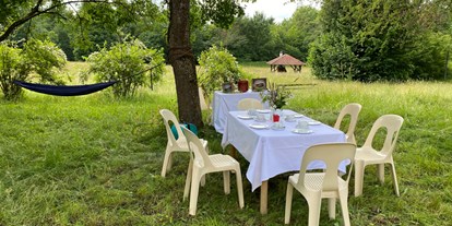 Eventlocation - Gastronomie: Eigenes Catering möglich - Schwäbische Alb - Aussenbereich für bis zu 100 Personen an Tischen und Stühlen - Vogelhof