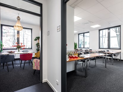 Eventlocation - Licht: Natürliches Licht - Bayern - Blick in das Kaminzimmer und einen Seminarraum im ecos office center münchen - ecos work spaces München