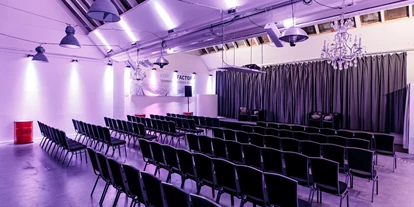 Eventlocation - Licht: Modern - Schönefeld - Eventhalle mit Reihenbestuhlung und Bühne - Forum Factory Berlin