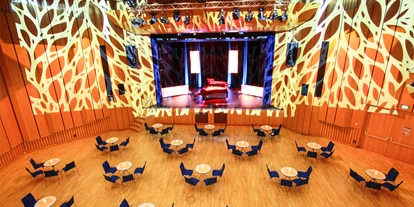 Eventlocation - Gastronomie: Catering durch Location - Deutschland - Großer Saal Stadthalle Erding: Kulturveranstaltung, Varieté-Bestuhlung - Stadthalle Erding