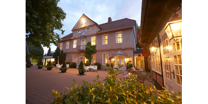 Eventlocation - Lüneburger Heide - Der Adelspalais des Althoff Hotels Fürstenhof Celle mit der Taverna & Trattoria Palio im Sommer. - Althoff Hotel Fürstenhof Celle