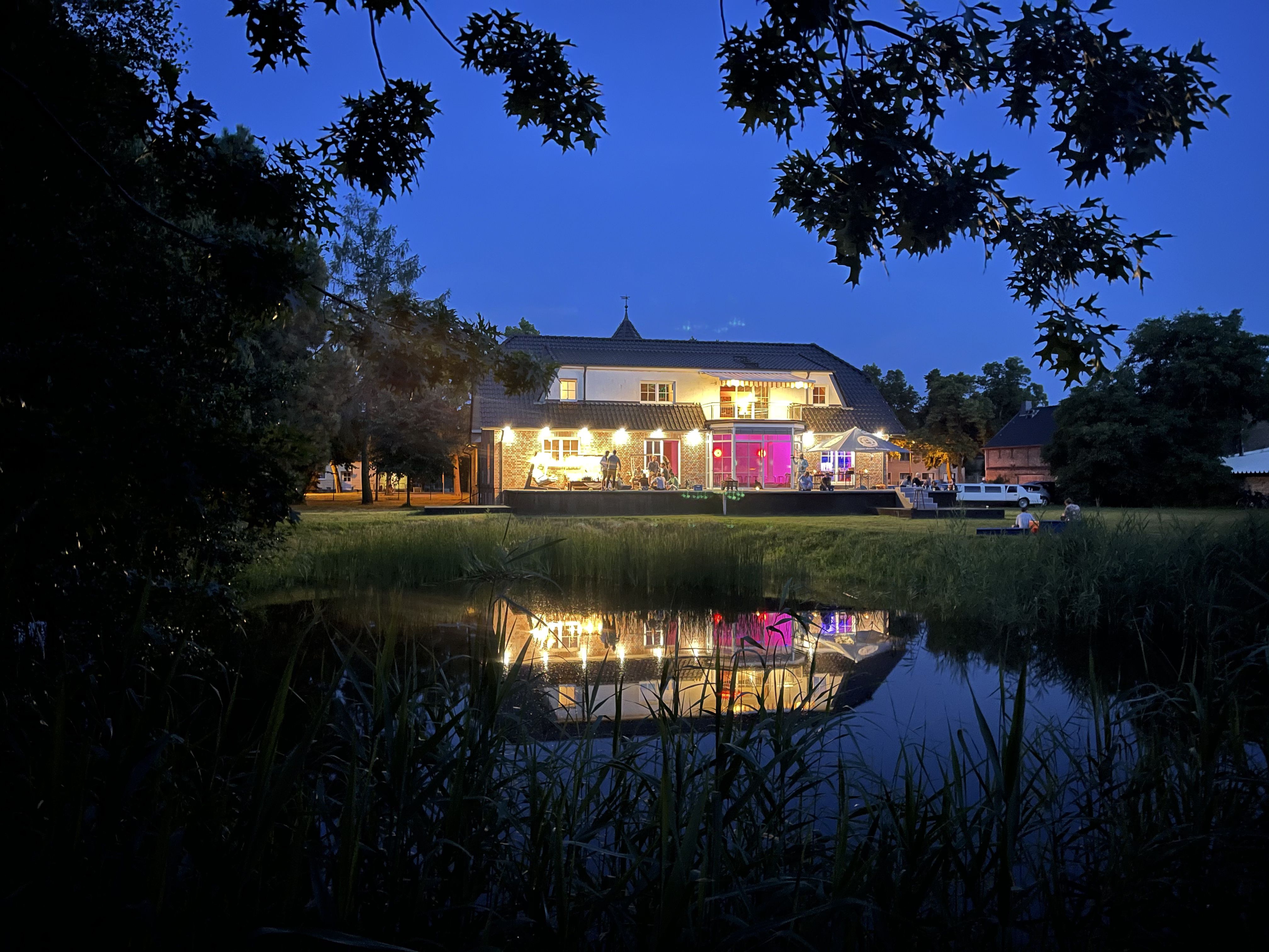 Location - "Villa of joy" Event Seminar Hochzeit Party Ferienhaus Eventlocation Geburtstag Messe Showroom Fotoshooting TV Videodreh Meditation mieten 