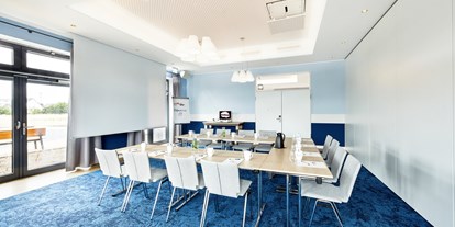 Eventlocation - geeignet für: Trauung - Nordsee - Einladend, modern eingerichtet in blau-grau, heimelig und doch auch mit einem Ambiente für einen klaren Geist, so ist Salon 1. Für 26 Personen, in U-Form gestellt, bis 80 Personen in Stuhlreihen.
 - Küstenperle Strandhotel & Spa