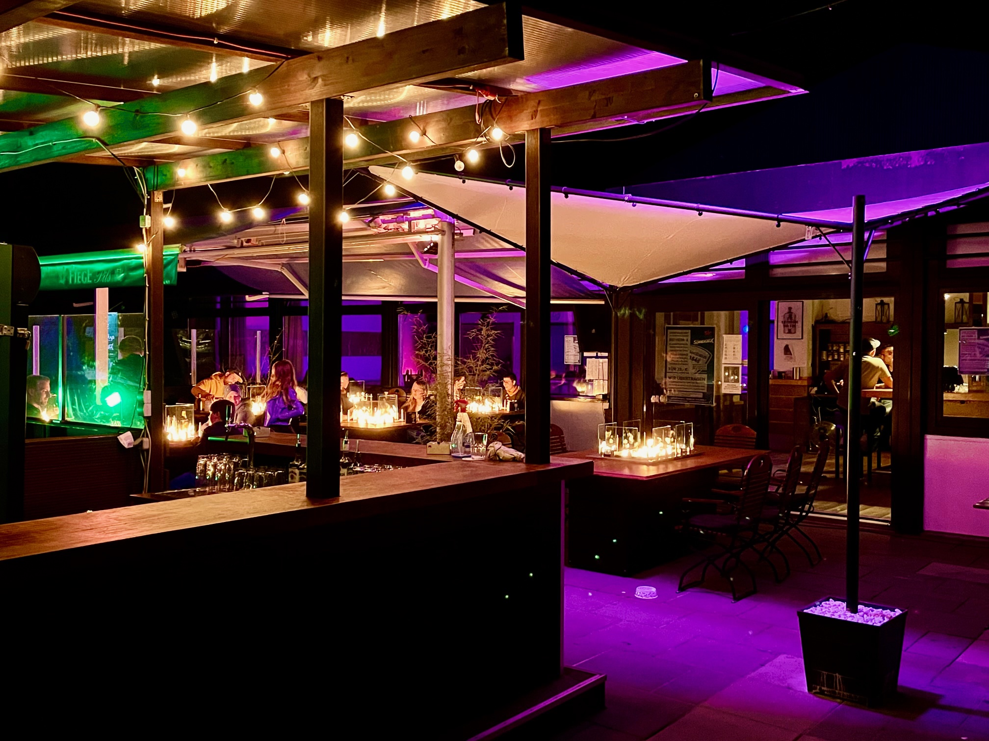 Location - Unsere vollständig überdachte Sonnendeck Terrasse mit unserem einzigartigen Feuertisch BBQ - Sonnendeck Bochum