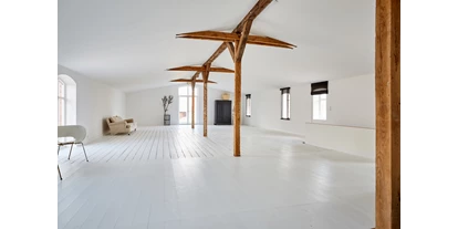 Eventlocation - Fußboden: Holzboden - Wohltorf - Studio 2
Der »White Room« ist das Studio für Ihre kreativen Ideen! Durch den Mix von alten und neuen Materialien im einheitlichen Weiß gibt es endlose Gestaltungsmöglichkeiten. - Goldfisch Location