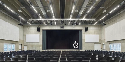 Eventlocation - Inventar: Stühle - Trippstadt - Veranstaltungssaal im puristischen Industriedesign. - erlebt Forum Landau