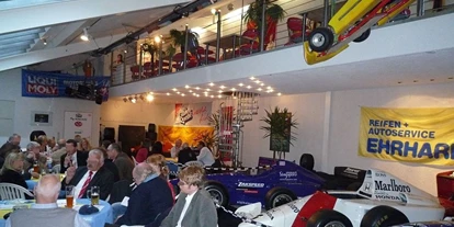Eventlocation - Inventar: Stühle - Restaurant mit original Formel 1 Ausstellungshalle u. traumhaftem Biergarten