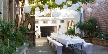 Eventlocation - geschäftliche Veranstaltungen - Rhodt unter Rietburg - Mediterrane Innenhof mit Tafelgedeck für bis zu 66 Gäste - Rebe Deidesheim