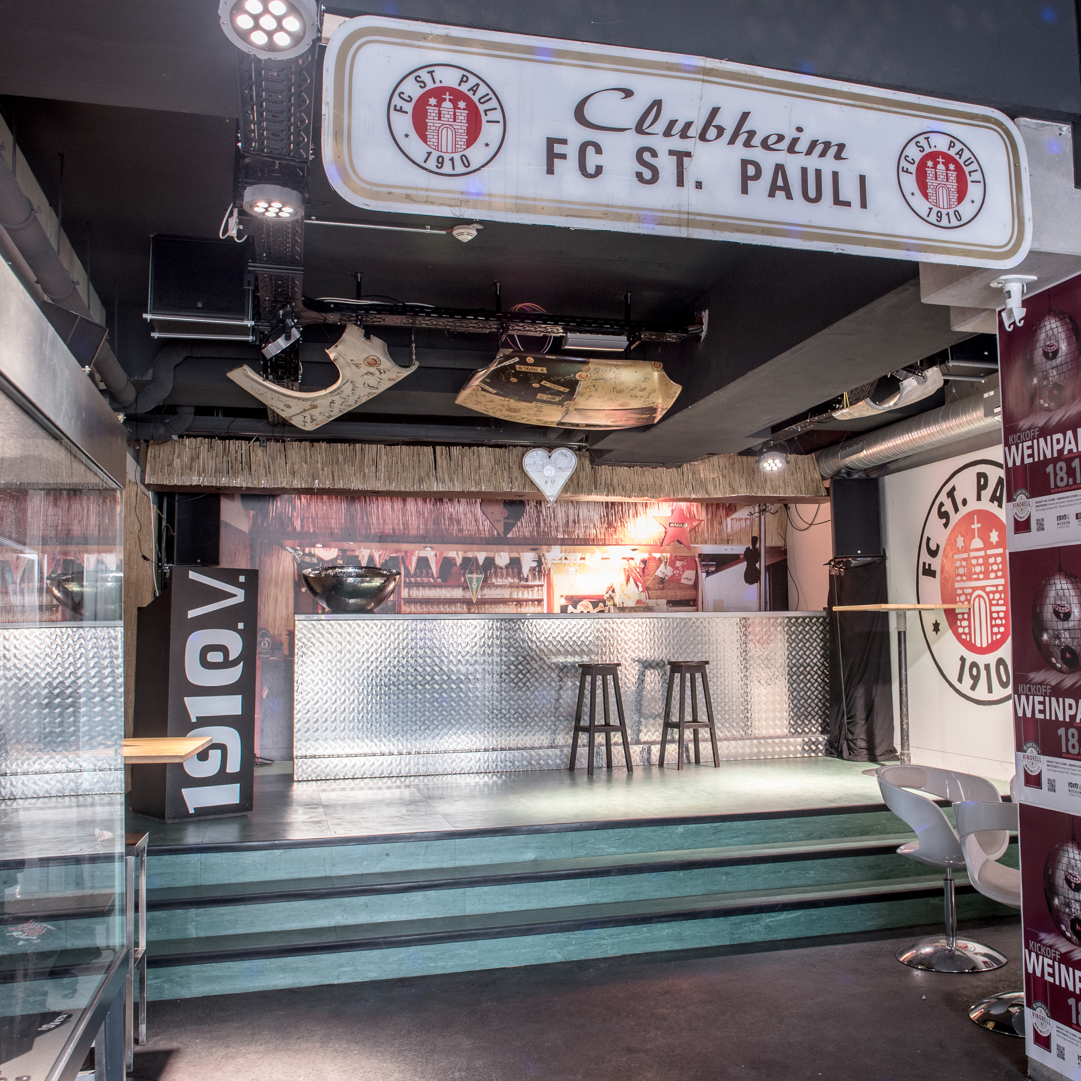 Location - Museumsfoyer mit Bühne und DJ-Tresen - FC St. Pauli-Museum mit der 1910-Weinbar