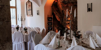 Eventlocation - Gastronomie: Eigenes Catering möglich - Ziegenhain - Eingedeckte Tische in der Bastei von Schloss Arenfels - Schloss Arenfels