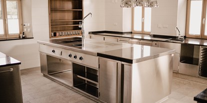 Eventlocation - Fußboden: Steinboden - Zolling - Unsere moderne und voll ausgestattete Küche steht für Ihr Event exklusive zur Verfügung.  - Das IDYLL