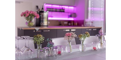 Eventlocation - geeignet für: Hochzeit - Schwarzwald - Bar mit Kühlmöglichkeiten für Getränke und 2-Zonen Weinkühlschrank  - E34_Eventwerk 