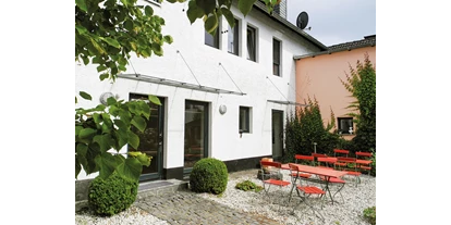 Eventlocation - Inventar: Stühle - Der Seminar- und Veranstaltungsraum vom Innenhof ausgesehen - Schwarzpappelhof