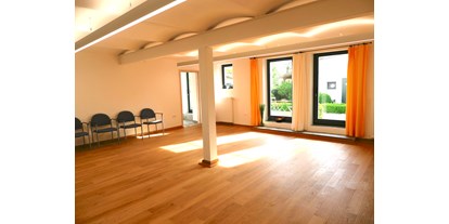 Eventlocation - Fußboden: Holzboden - Hachenburg - Der Seminar- und Versanstaltungsraum in Richtung Teeküche und Innenhof - Schwarzpappelhof