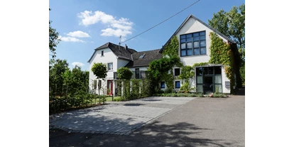 Eventlocation - geeignet für: Workshop - Der Schwarzpappelhof von vorne mit dem Gästehaus links - Schwarzpappelhof