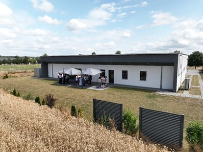 Eventlocation - Einrichtungsstil: Modern - Unsere Location - Blickrichtung Terrasse/Garten - Eventhaus Boger