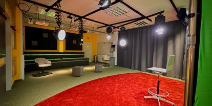 Eventlocation - Inventar: Tische - Theater mit Zuschauer-Podest - Prismeo Lab