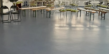 Eventlocation - Einrichtungsstil: Luxuriös - Grasbrunn - Tische, Sitzflächen und noch Platz für 65 Gäste zum Tanzen :-) - Lebensgefühl - Das Bewegungsstudio