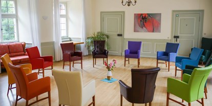 Eventlocation - Nutzungszeiten: Abendveranstaltung - Singen - Stuhlkreis im Salon - Tagungszentrum & Hotel Schloss Hohenfels