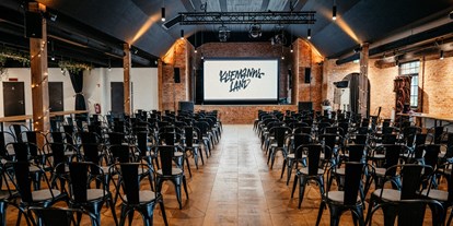 Eventlocation - geeignet für: Workshop - Niedersachsen - Der Saal im Kliemannsland mit Blick auf die Bühne - Der Saal im Kliemannsland