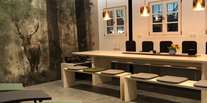 Eventlocation - geeignet für: Meeting - Bayrischzell - Im Erdgeschoss befindet sich noch eine Küche mit großer Tafel an der 14 Personen Platz finden  - SEEHOLZ 