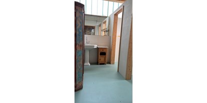Eventlocation - gut erreichbar mit: Bus - Gräfelfing - Sanitär, 2 Toiletten  - Kunstwerke Dachau 