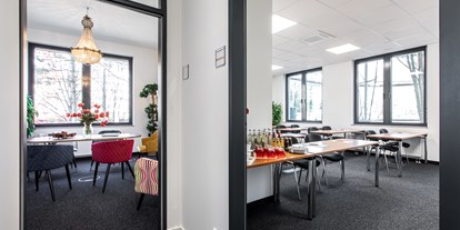 Eventlocation - gut erreichbar mit: Bahn - PLZ 80939 (Deutschland) - Blick in das Kaminzimmer und einen Seminarraum im ecos office center münchen - ecos work spaces München