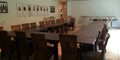 Eventlocation - Fußboden: Steinboden - Nordrhein-Westfalen - Eventraum mit Tischen und Stühlen. Hier wurde die Trennwand zur Küche verwendet. Beamer vorhanden. - Weinquelle