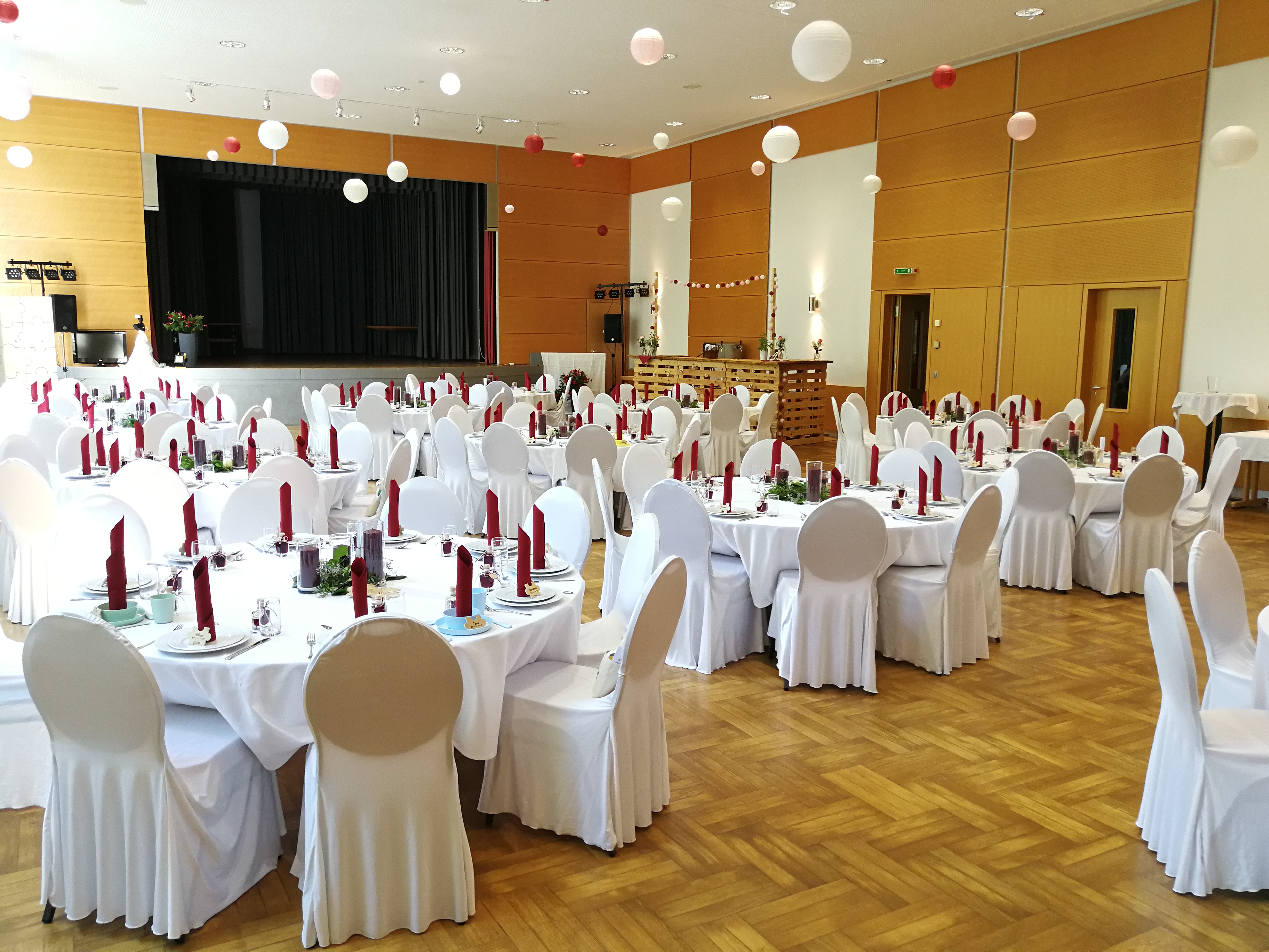 Location - Saal mit Bühne - Event-Location-Taubertal