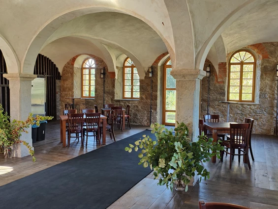 Location: Willkommen in der Hexenburg bei Dresden, Ihrer exklusiven Eventlocation bei Dresden für Hochzeiten, Geburtstagsfeiern, Jubiläen, Firmenevents, Weihnachtsfeiern, Schuleinführungen und besondere Anlässe! Unsere historische Anlage bietet Ihnen den perfekten Rahmen, um unvergessliche Momente zu schaffen. Ob für eine intime Feier oder ein großes Fest mit bis zu 100 Gästen – unsere Eventlocation lässt keine Wünsche offen. - Burgtheater - Eventlocation bei Dresden
