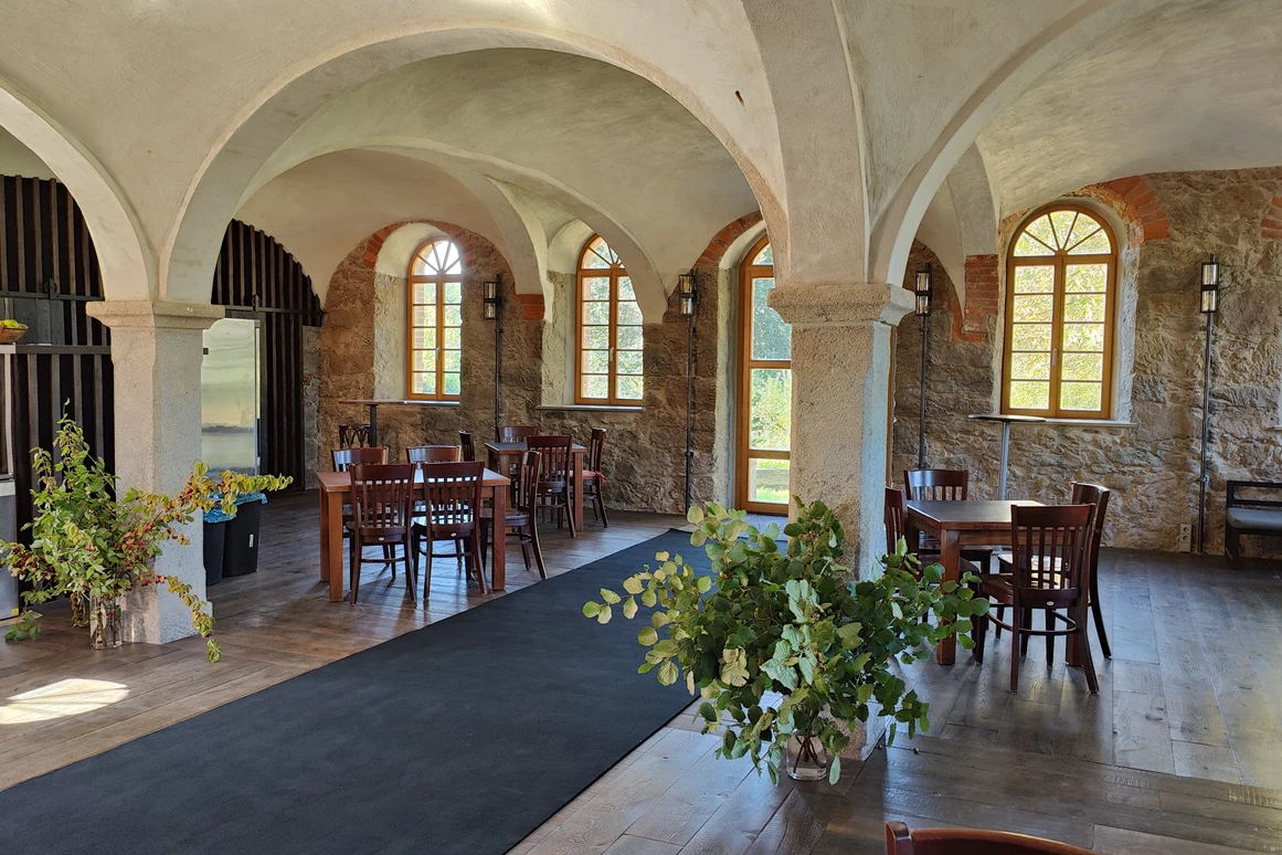 Location: Willkommen in der Hexenburg bei Dresden, Ihrer exklusiven Eventlocation bei Dresden für Hochzeiten, Geburtstagsfeiern, Jubiläen, Firmenevents, Weihnachtsfeiern, Schuleinführungen und besondere Anlässe! Unsere historische Anlage bietet Ihnen den perfekten Rahmen, um unvergessliche Momente zu schaffen. Ob für eine intime Feier oder ein großes Fest mit bis zu 100 Gästen – unsere Eventlocation lässt keine Wünsche offen. - Burgtheater - Eventlocation bei Dresden